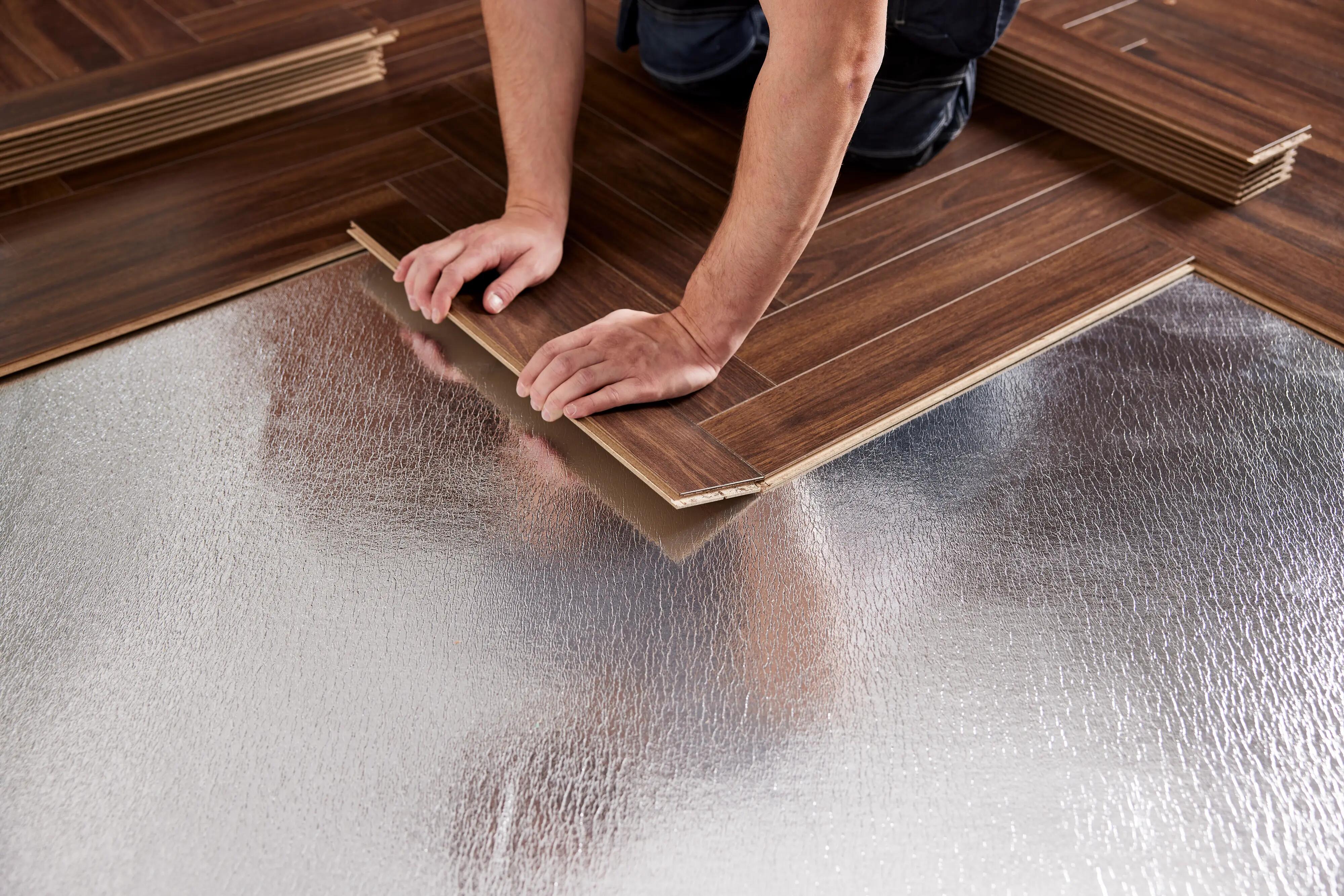 Pose d’un nouveau revêtement de sol en 8 étapes : mode d’emploi
