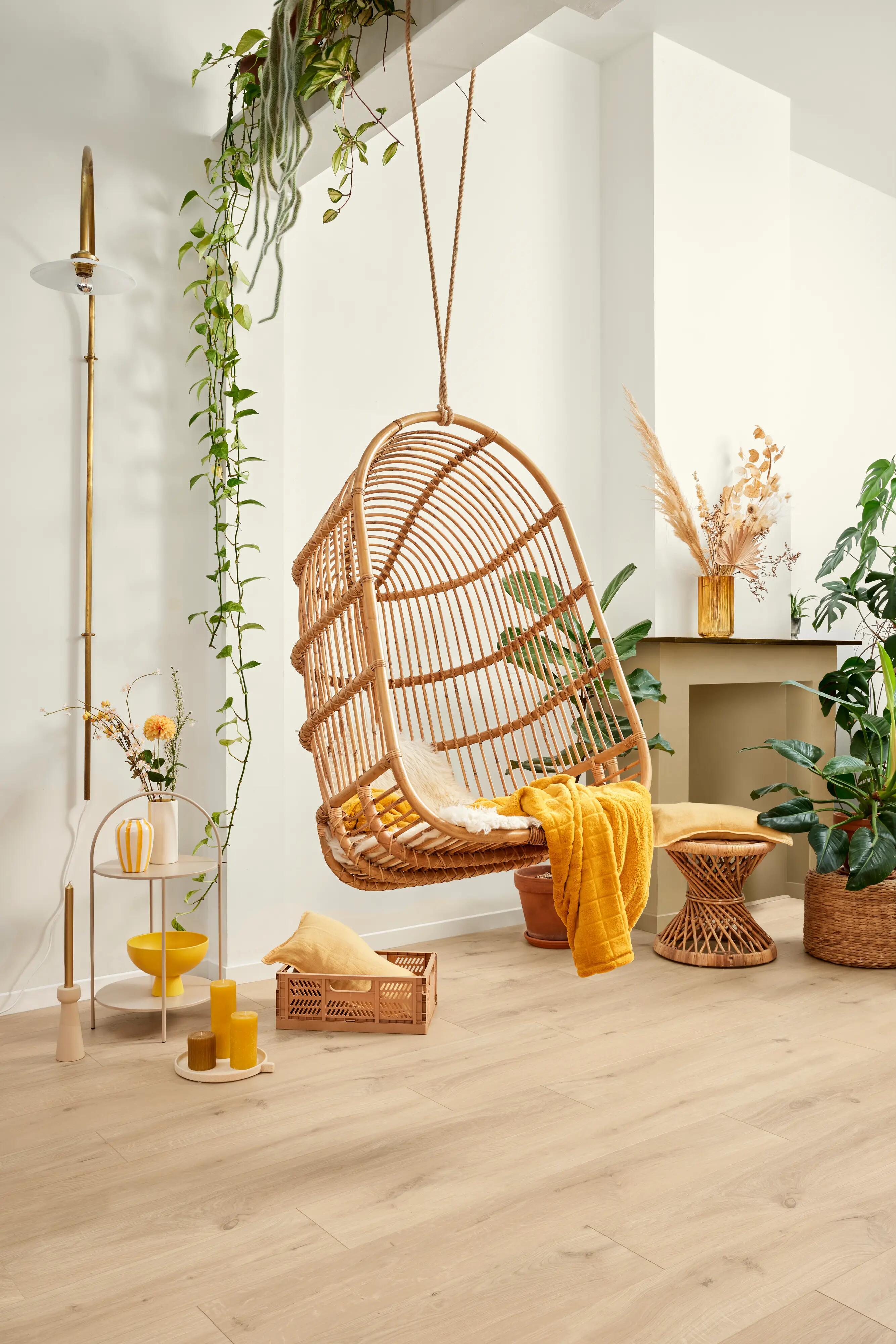 Paredes verdes, suelos de madera y plantas para un aspecto natural